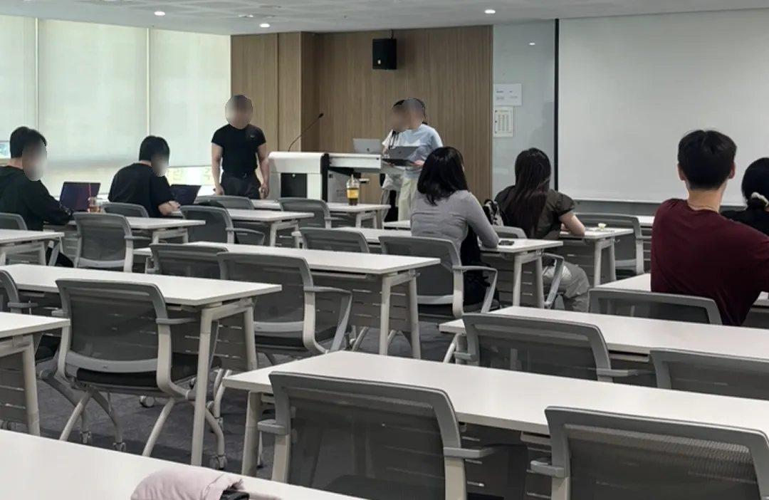 코드 리뷰 세션에서 챌린저들이 발표를 들으며 의견을 나누는 모습