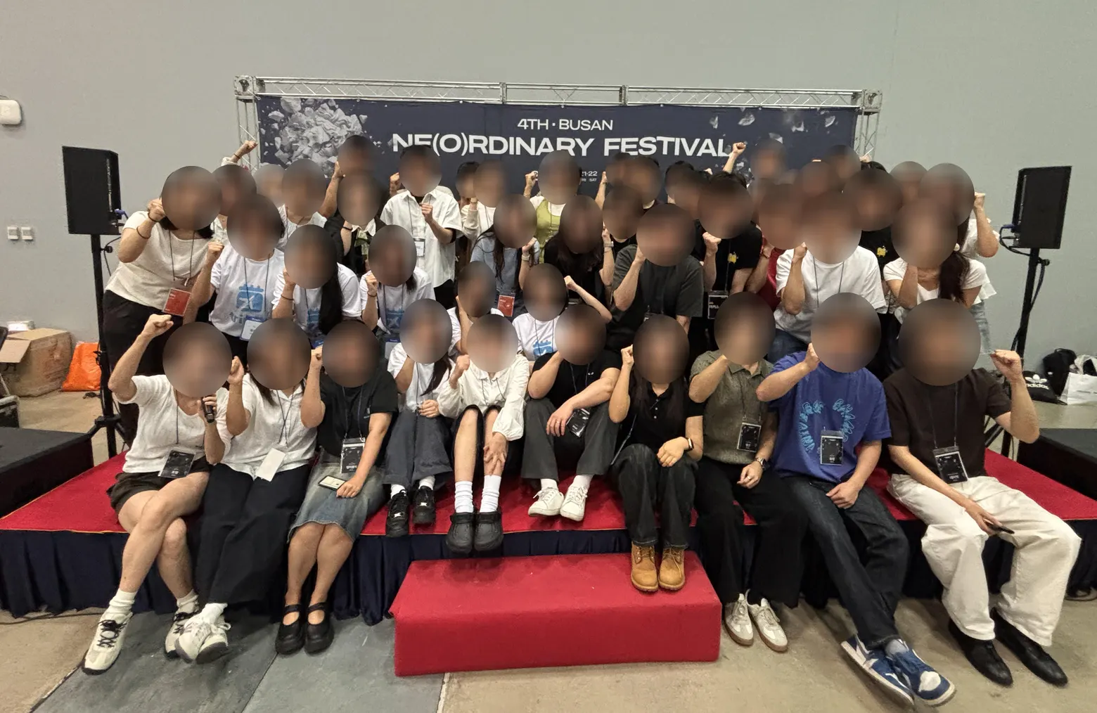 NE(O)RDINARY FESTIVAL 무대 앞에서 챌린저들이 함께 단체 사진을 찍은 모습