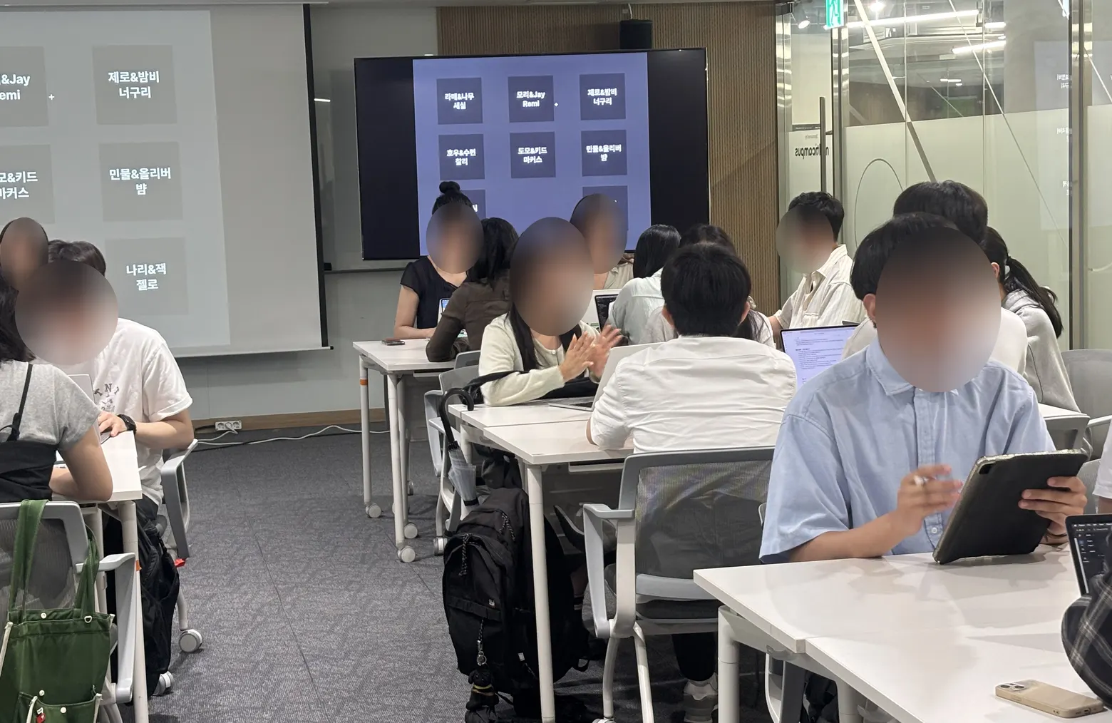 팀매칭 데이에서 챌린저들이 테이블에 모여 이야기를 나누는 모습