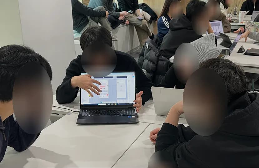 UT 세션에서 챌린저들이 노트북 속 서비스 화면을 보며 사용성을 이야기하는 모습